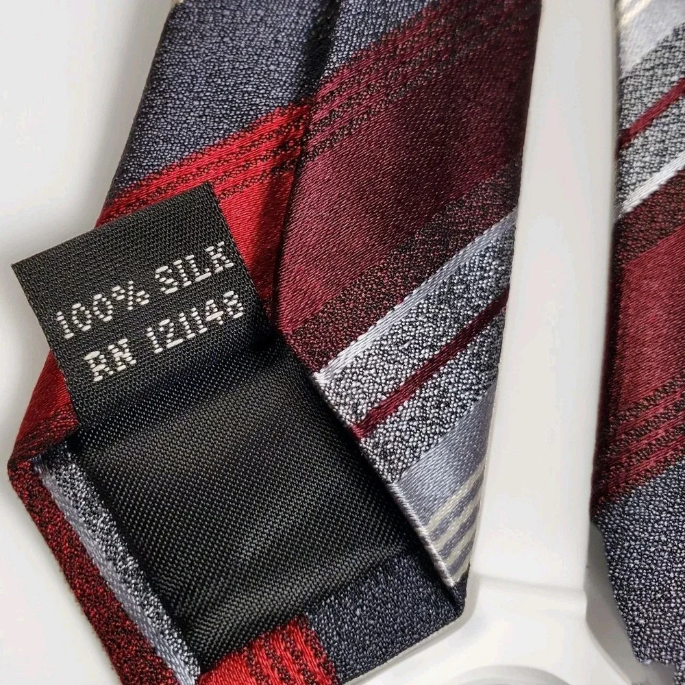 Kenneth Cole Reaction 100% Silk Men's Neck Tie Red Grey‎ And Black 58 Inches